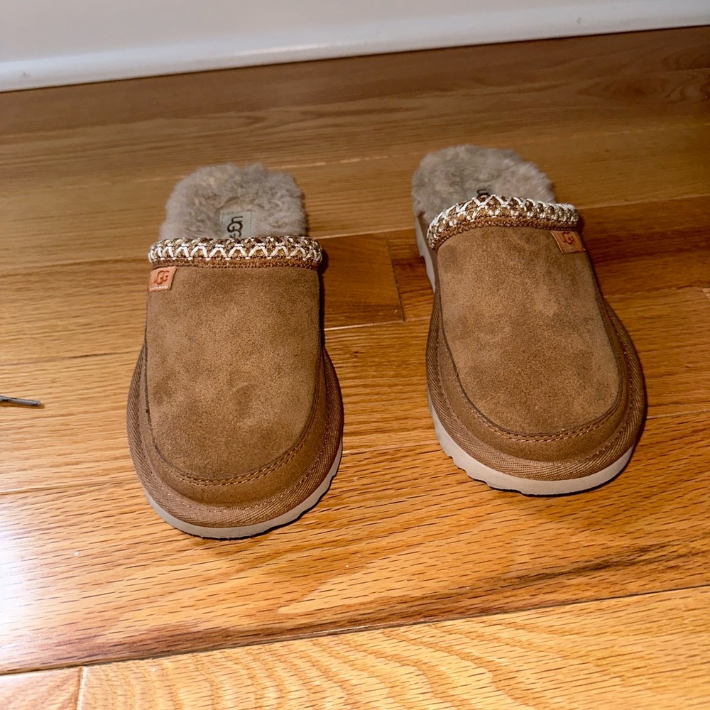 Uggs kids slippers. Brand new.